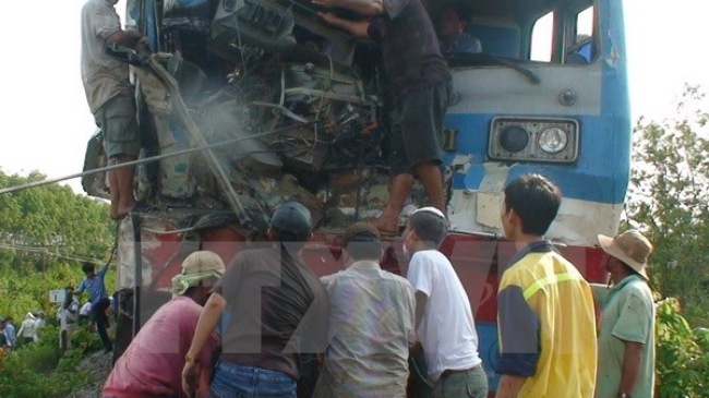 Hiện trường vụ tai nạn đường sắt nghiêm trọng khiến lái tàu bị thương nặng ở Đồng Nai