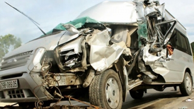 Xe 12 chỗ bị hư hỏng nặng sau vụ tai nạn giao thông