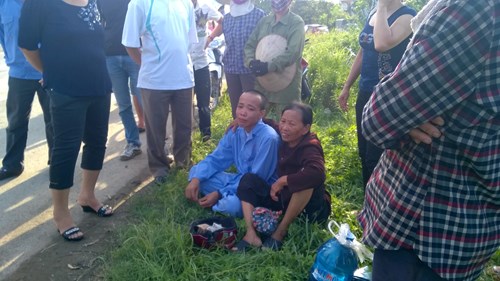Con trai hai nạn nhân mặc quần áo bệnh nhân Bệnh viện Lao phổi Hải Dương gào khóc tại hiện trường vụ tai nạn giao thông