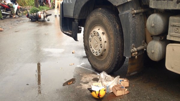 Hiện trường vụ tai nạn nghiêm trọng trên đường Nguyễn Xiển, TPHCM
