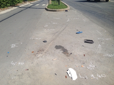 Nhiều mảnh vỡ sót lại trên đường sau vụ tai nạn giao thông ở TPHCM