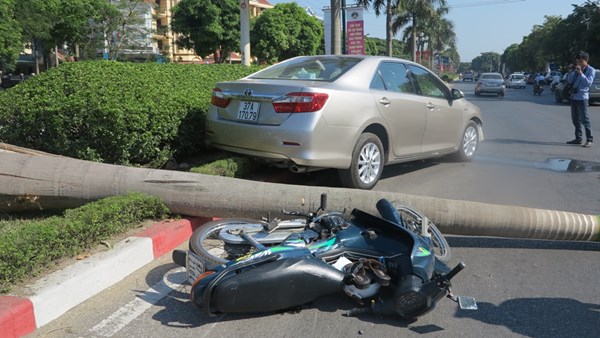 Hiện trường vụ tai nạn giao thông xe Camry kéo lê xe máy trên phố ở Nghệ An