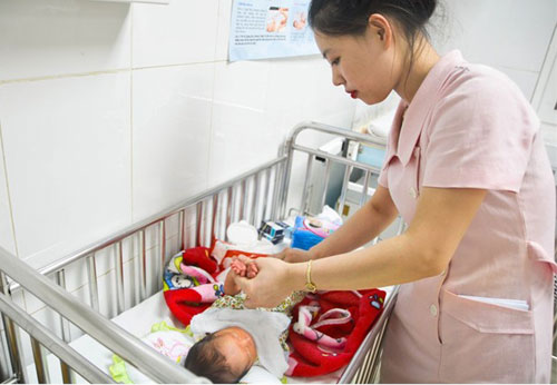 Sau một tuần nằm phòng chăm sóc đặc biệt, sức khỏe bé sơ sinh bị sinh non sau tai nạn giao thông tiến triển tốt và hiện có thể xuất viện