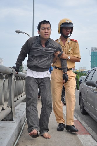 Thiếu úy CSGT Trần Xuân Đảm tận tình dìu người bị tai nạn giao thông lên taxi