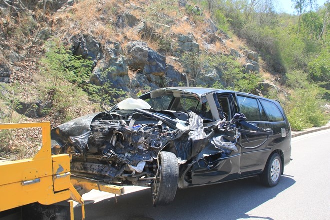 Hai xe đều bị biến dạng nghiêm trọng sau tai nạn giao thông nghiêm trọng