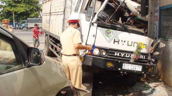Lực lượng công an xử lý hiện trường vụ tai nạn giao thông
