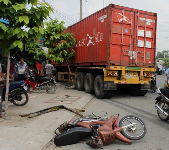 Sau tai nạn giao thông liên hoàn, xe container lao vào nhà dân