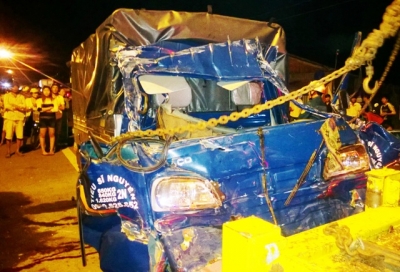Hiện trường vụ tai nạn giao thông nghiêm trọng khiến một cặp vợ chồng và con nhỏ chết thảm ở Cà Mau