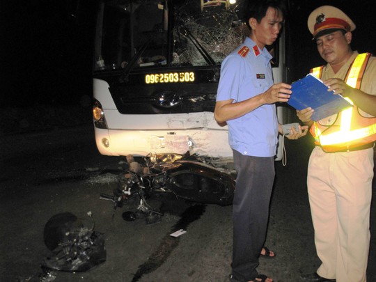 Hiện trường vụ tai nạn giao thông giữa xe khách và xe máy làm 2 người chết ở Phú Yên
