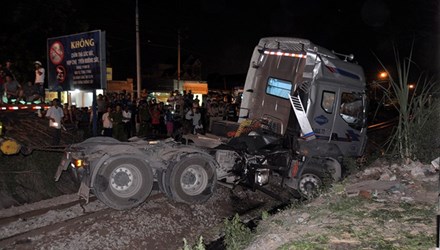 Đến 22h15, xe đầu kéo mới được di dời khỏi hiện trường vụ tai nạn đường sắt