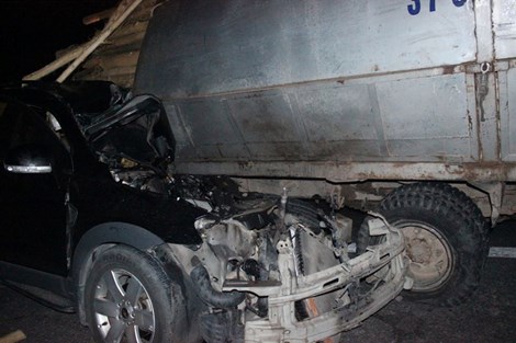 Hiện trường vụ tai nạn giao thông xe ô tô con bị đâm cắm vào đuôi xe tải chở đầy cây keo