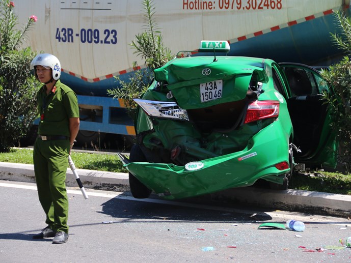Xe taxi bị biến dạng sau vụ tai nạn giao thông liên hoàn