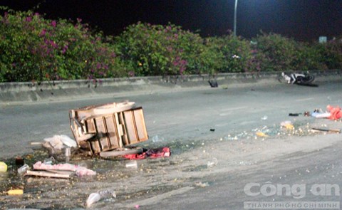 Nhiều đồ đạc văng tung tóe trên mặt đường sau vụ tai nạn giao thông