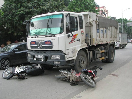 Vụ tai nạn giao thông liên hoàn xe ben cán 2 xe máy khiến 2 người bị thương nặng