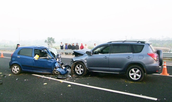 Nguyên nhân gây ra vụ tai nạn giao thông nghiêm trọng là do ô tô chạy ngược chiều trên đường cao tốc