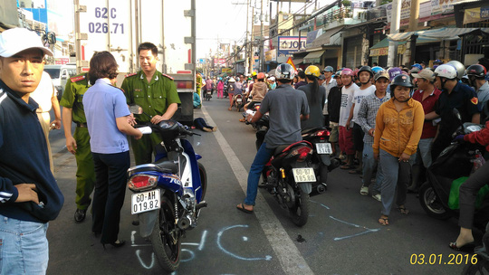 Lực lượng chức năng khám nghiệm hiện trường để làm rõ nguyên nhân tai nạn giao thông