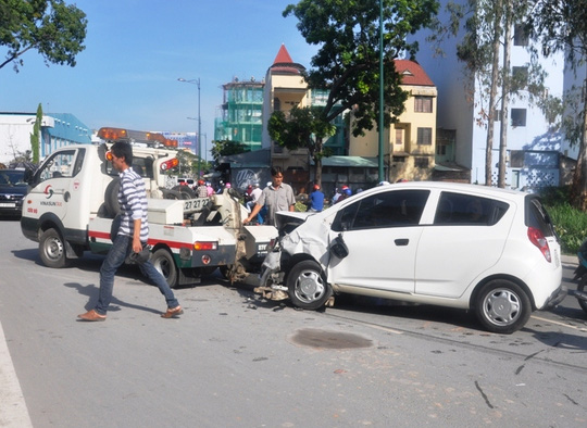 Hiện trường vụ tai nạn giao thông liên hoàn trên đường ra sân bay Tân Sơn Nhất