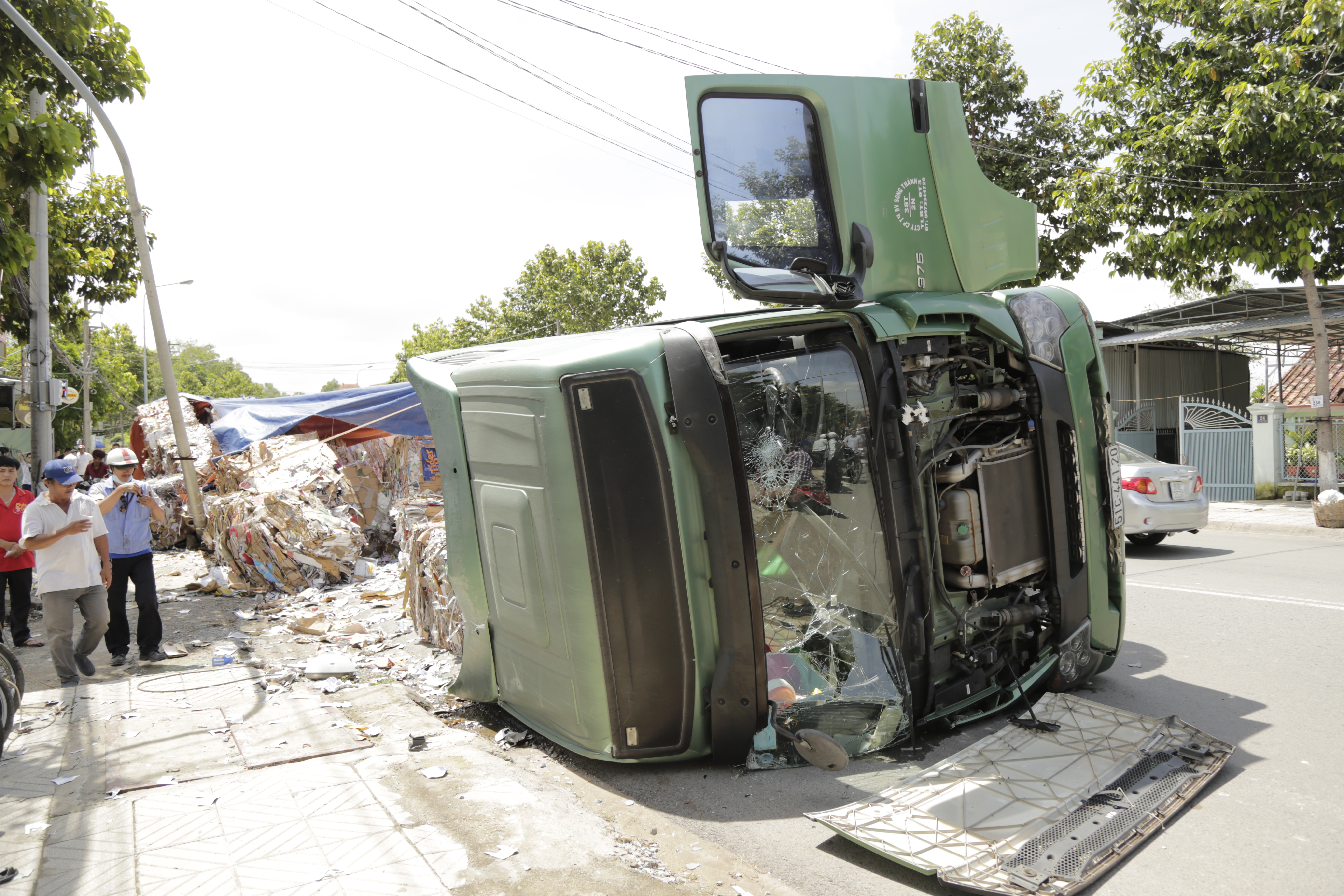Vụ tai nạn giao thông khiến hàng chục tấn giấy phế liệu đổ tràn ra đường