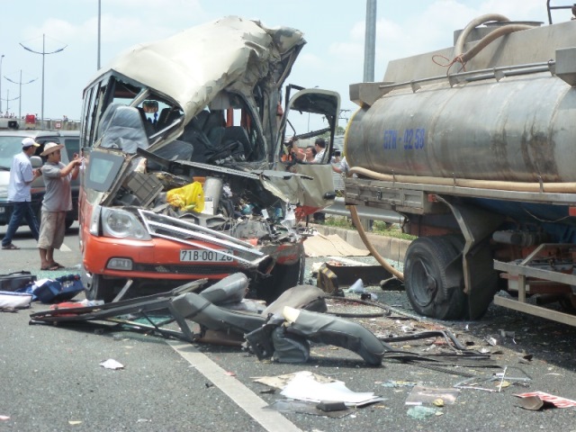 Hiện trường một vụ tai nạn giao thông thảm khốc trên cao tốc TPHCM – Trung Lương