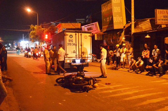 Hiện trường vụ tai nạn giao thông giữa xe máy và xe tải gần giao lộ Hương lộ 80B-Trần Quang Cơ (quận 12, TPHCM)