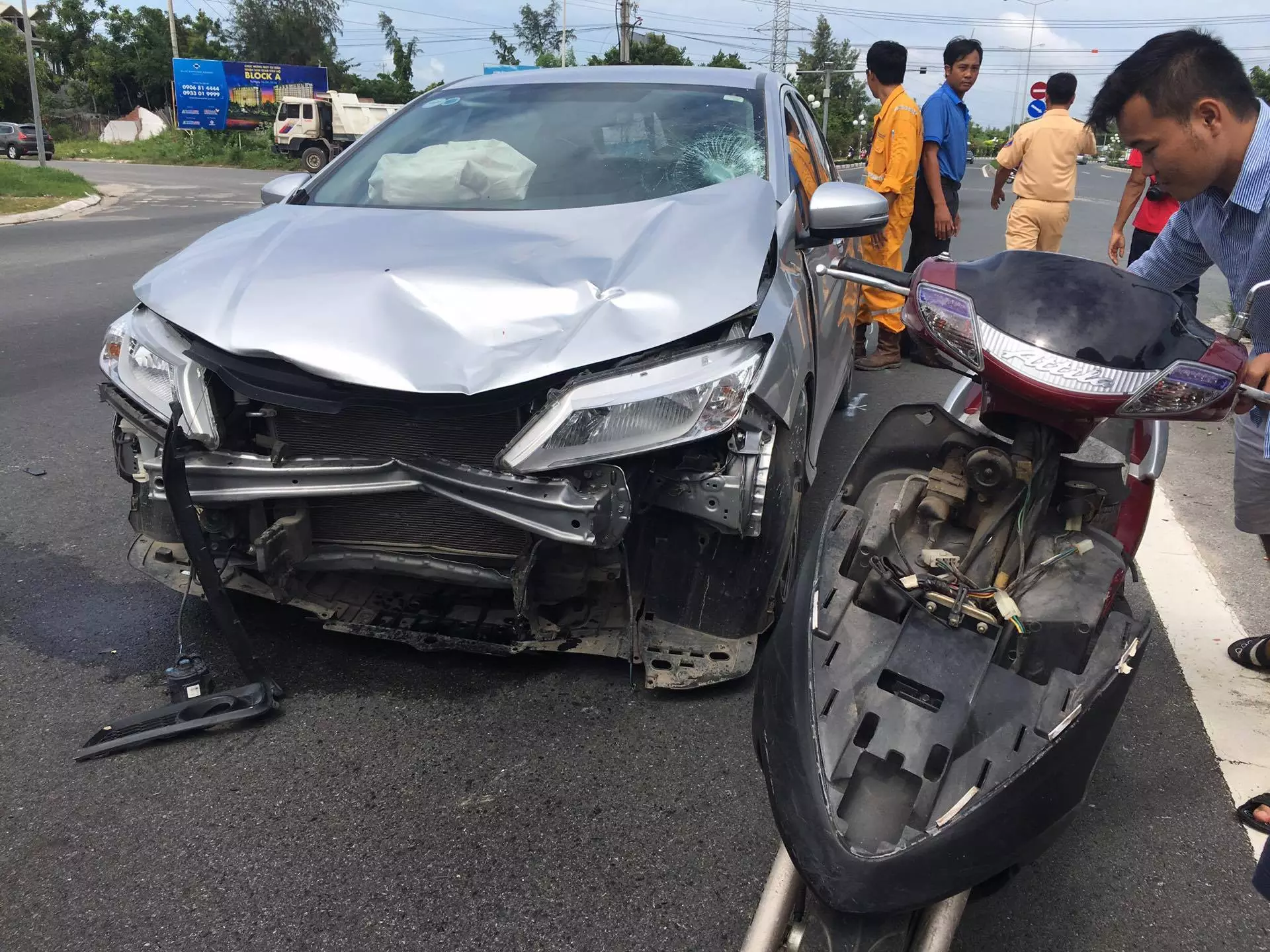 Cả ô tô và xe máy đều bị hư hỏng nặng sau tai nạn giao thông