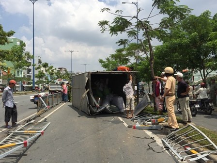Hiện trường vụ tai nạn giao thông xe tải lật ngang trên đường Võ Văn Kiệt (TPHCM)