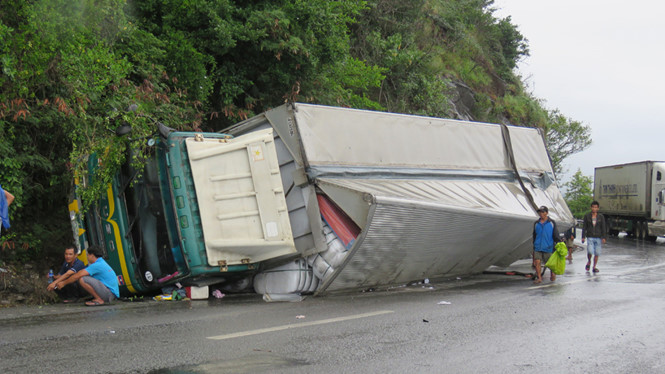 Hiện trường vụ tai nạn giao thông lật xe tải gây ách tắc kéo dài hàng chục km ở đèo Cả