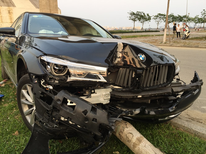 Xe sang BMW 730Li được tháo biển số ngay sau vụ tai nạn giao thông