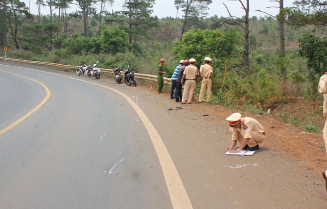 Lực lượng CSGT huyện Krông Búc xử lý hiện trường, làm rõ nguyên nhân vụ tai nạn giao thông