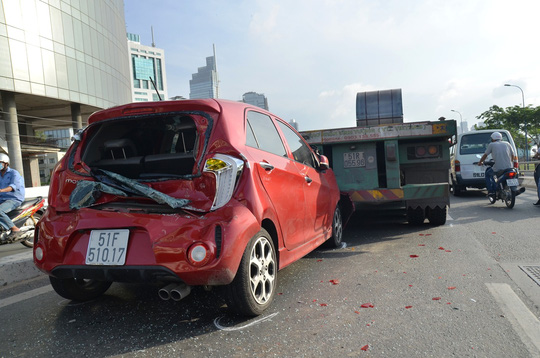Hiện trường vụ tai nạn giao thông liên hoàn trên cầu Khánh Hội.