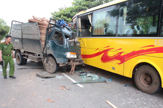 Hiện trường vụ tai nạn giao thông giữa xe khách và xe tải