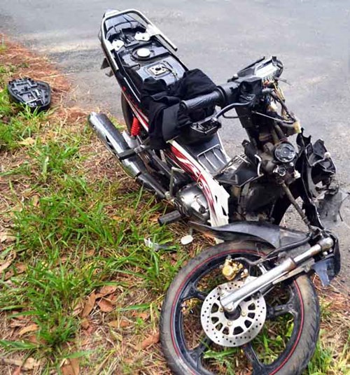 Một vụ tai nạn giao thông khiến xe máy bị bể nát ở Lâm Đồng