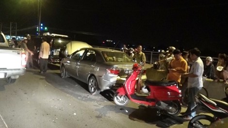 Hai chiếc xe máy đã liên tục gây tai nạn giao thông trên phần đường dành cho xe ô tô