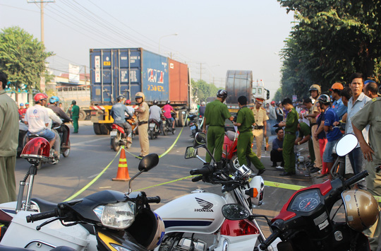 Lực lượng chức năng khám nghiệm hiện trường vụ tai nạn giao thông chết người sau khi xảy ra va quẹt xe máy