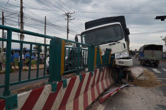 Hiện trường vụ tai nạn giao thông xe tải cày nát dải phân cách ở Đồng Nai