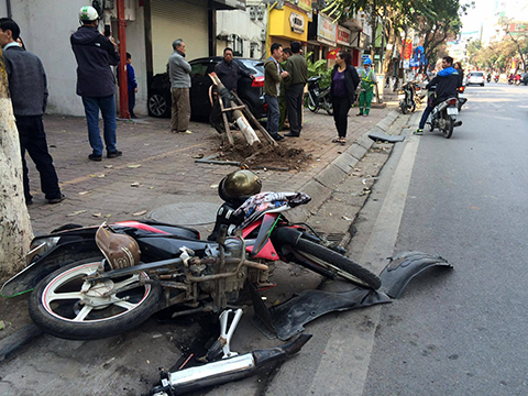 Hiện trường vụ tai nạn giao thông giữa trung tâm Hà Nội