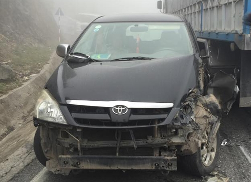Cú va chạm mạnh khiến đầu xe Toyota BKS: 30K -6065 bị vỡ nát