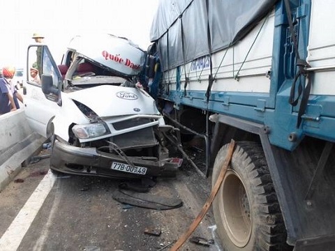 Hiện trường vụ tai nạn giao thông giữa ô tô và xe tải