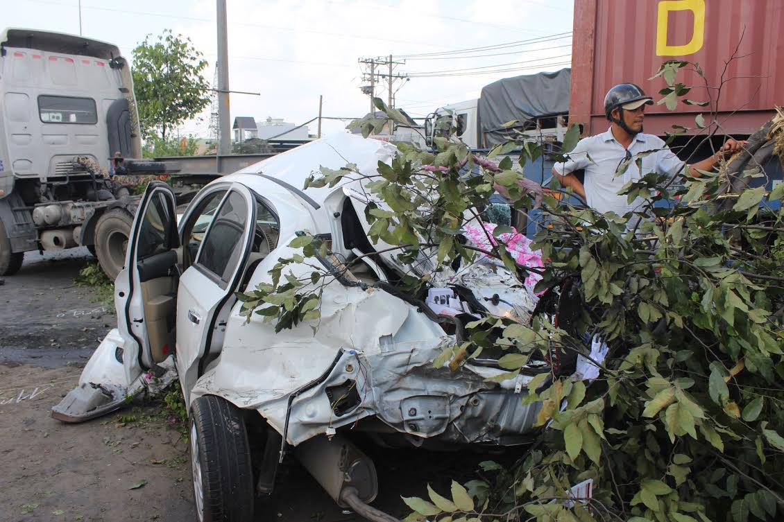 Chiếc xe ô tô chở cha con anh Nguyễn Thanh Dũng biến dạng hoàn toàn sau tai nạn giao thông