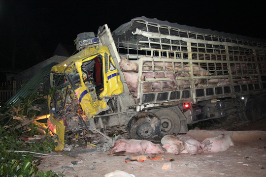 Chiếc xe tải nát đầu sau vụ tai nạn giao thông khiến người dân phải cạy cabin đưa nạn nhân ra ngoài