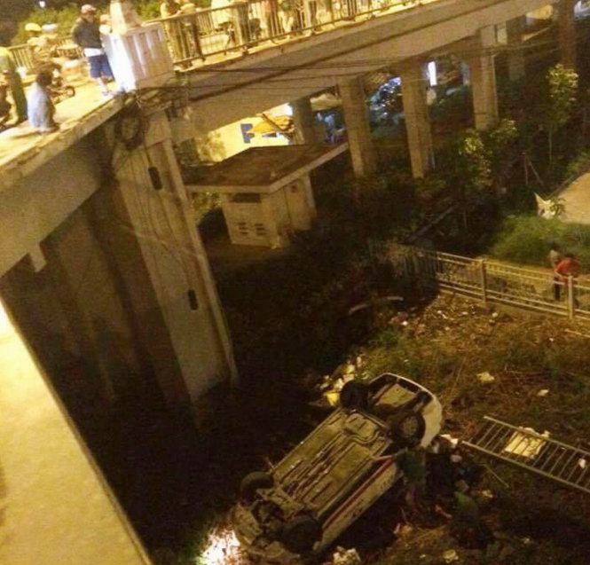 Vụ tai nạn giao thông khiến taxi Vinasun rơi khỏi cầu rồi lật ngửa