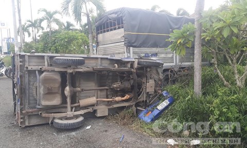 Hiện trường vụ tai nạn giao thông khiến 2 xe tải hư hỏng nặng