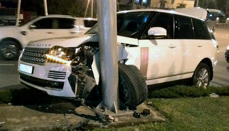 Bánh chiếc xe sang Range Rover rụng rời sau tai nạn giao thông kinh hoàng