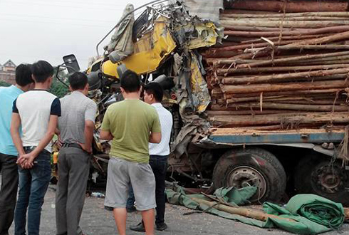 Xe tải chở gỗ gặp tai nạn giao thông khiến quốc lộ 18 ùn tắc suốt 3km