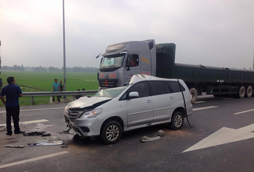 Vụ tai nạn giao thông bất ngờ với xe tải khiến xe 7 chỗ bị bẹp đầu