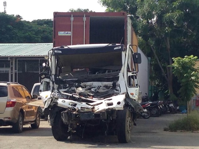 Xe tải container của tài xế Khánh bị bẹp dúm cabin sau vụ tai nạn giao thông nghiêm trọng