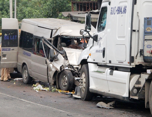 Chiếc ô tô khách bể nát sau vụ tai nạn giao thông thảm khốc