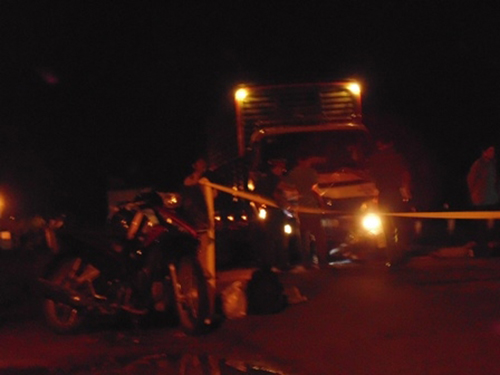 Hiện trường vụ tai nạn giao thông xảy ra trong đêm giữa ô tô và xe máy ở Tây Ninh