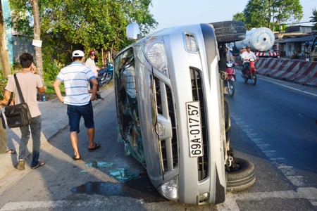 Vụ tai nạn giao thông khiến chiếc xe Inova 7 chỗ lật nghiêng trên đường quốc lộ