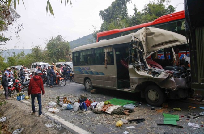 Hiện trường tan hoang của vụ tai nạn giao thông kinh hoàng trên đèo Bảo Lộc